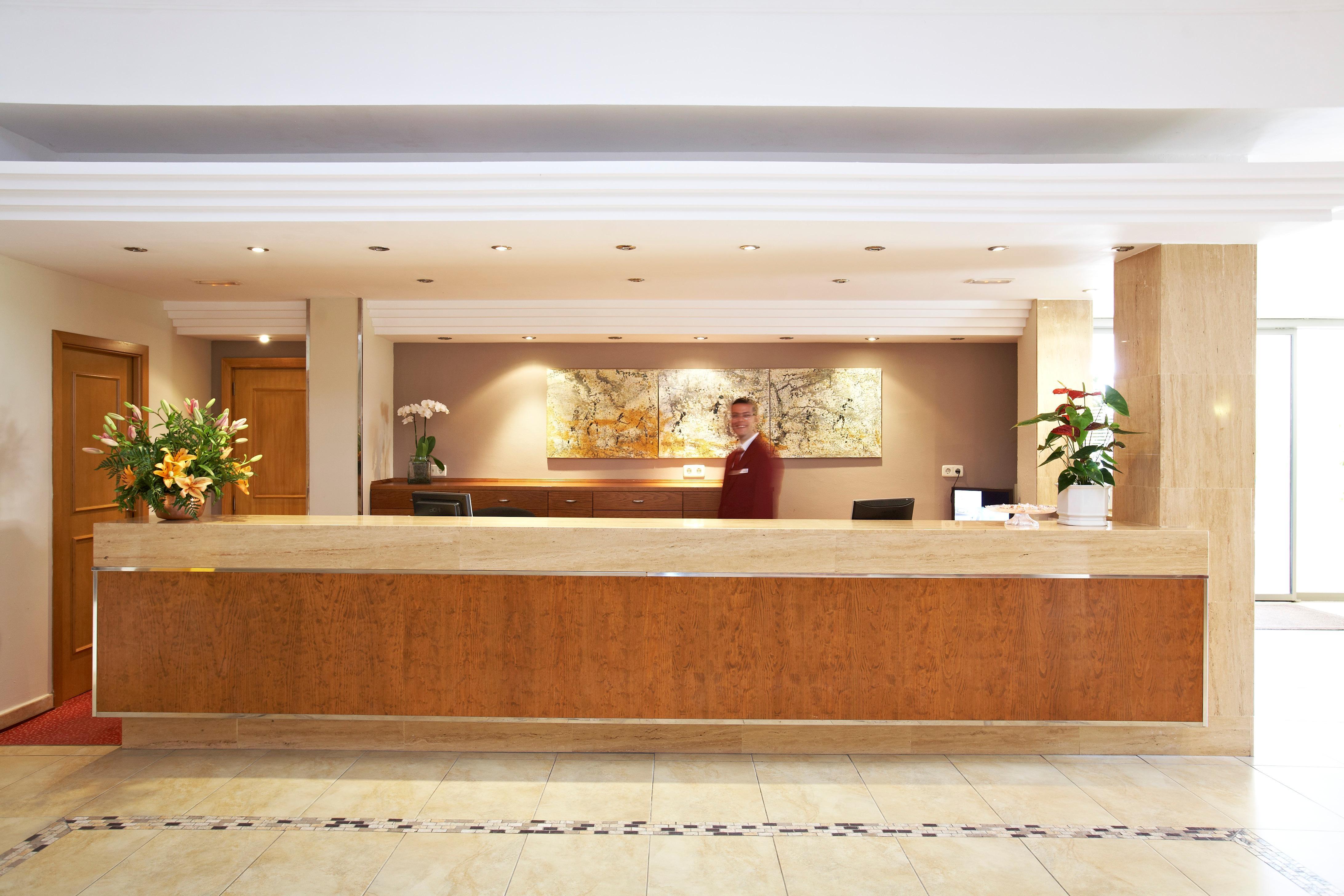 University hotel. Испанский администрация отеля. Hotel Receptionist. Hotel Reception. Hotel Receptionist aesthetic.